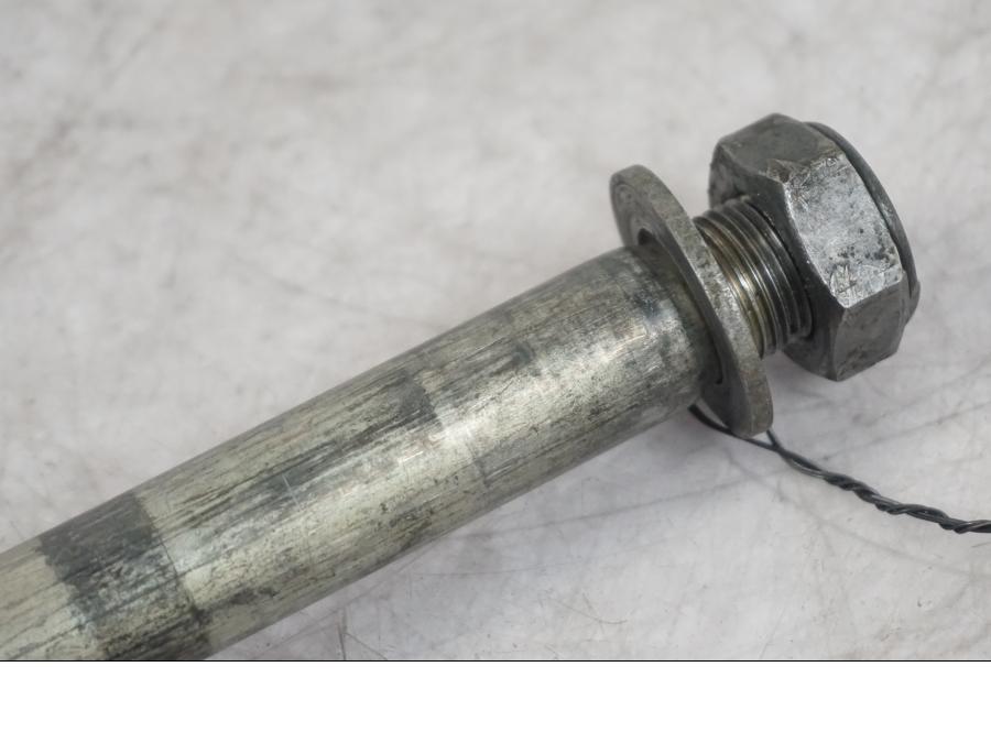 Baksidan på Axel från en Triumph Tiger -2009 motorcykel.