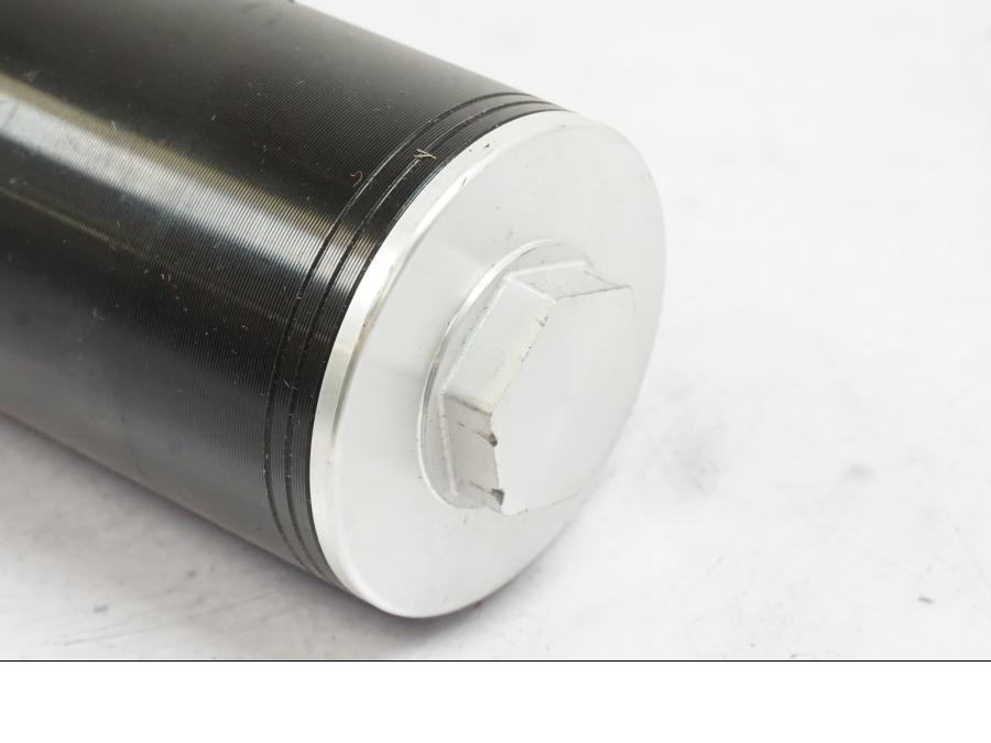 Snett nerifrån på Gaffelben från en KTM 690 Duke -2015 motorcykel.