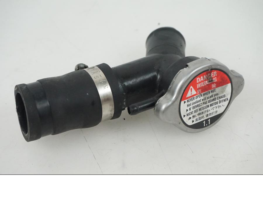 Framsidan på Vattentermostathus från en Honda CBR 1000 -2005 motorcykel.