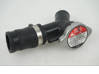 Framsidan på Vattentermostathus från en Honda CBR 1000 -2005 motorcykel.