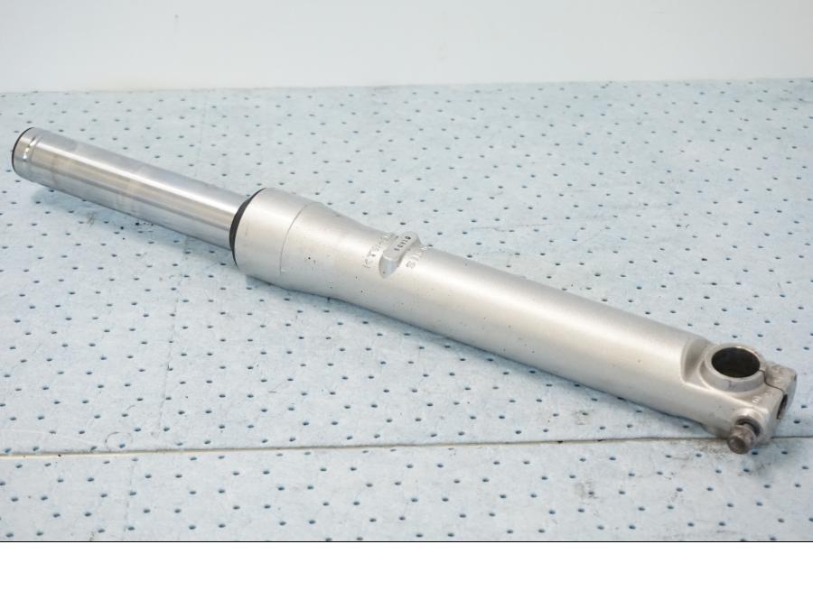 Höger sida på Gaffelben från en Honda SH 300 A -2011 scooter.