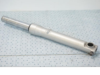 Höger sida på Gaffelben från en Honda SH 300 A -2011 scooter.