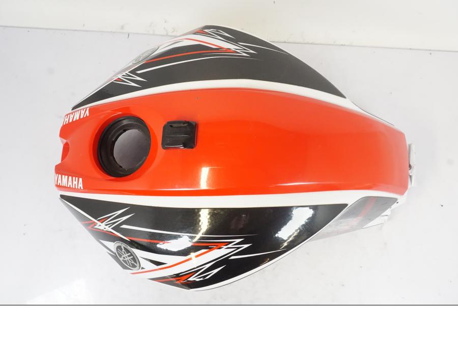Snett nerifrån på Bensintankskåpa från en Yamaha YZF-R 125 -2008 motorcykel.