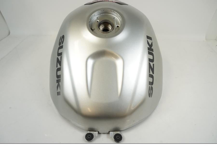 Snett nerifrån på Bensintank från en Suzuki GSX-R 1000 -2003 motorcykel.