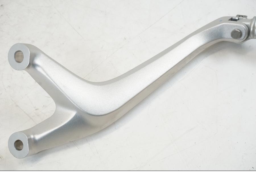 Baksidan på Fotpinnefäste från en Triumph Speed Triple -2021 motorcykel.