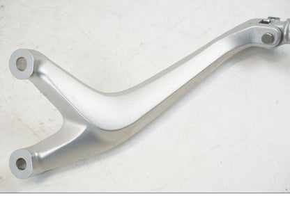 Baksidan på Fotpinnefäste från en Triumph Speed Triple -2021 motorcykel.