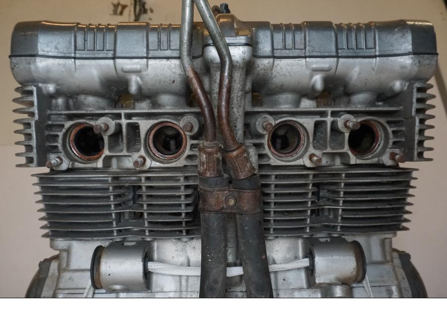 Snett uppifrån på Motor från en Yamaha XJ 900 -1997 motorcykel.