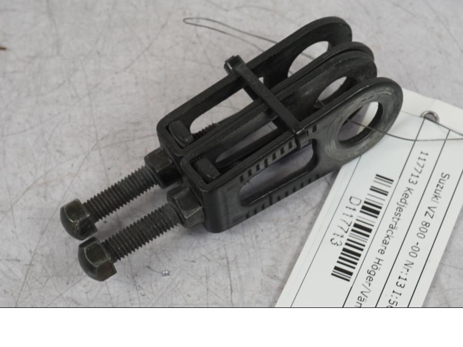 Höger sida på Kedjesträckare från en Suzuki VZ 800 -2000 motorcykel.