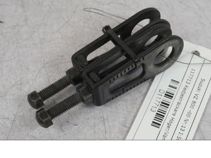 Höger sida på Kedjesträckare från en Suzuki VZ 800 -2000 motorcykel.