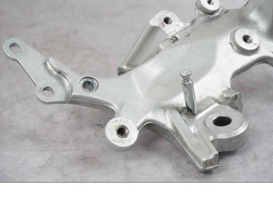 Baksidan på Fotpinnefäste från en Ducati Multistrada V4 -2024 motorcykel.