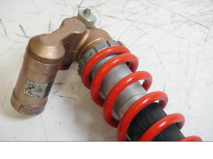 Snett uppifrån på Stötdämpare från en BMW S 1000 RR -2010 motorcykel.