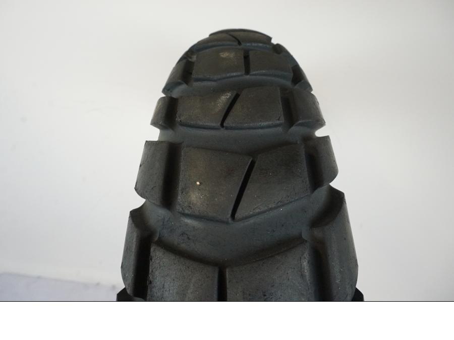 Snett nerifrån på <p>Begagnad däck av märket Metzeler.</p>

<p>Modell Karoo 3.</p>

<p>Dimension 120/70 R 19 M/C 60T M S. </p>

<p>Mönsterdjup ca: 40% kvar.</p>

<p>Tillv: Vecka 4, år 2019.</p> moped.