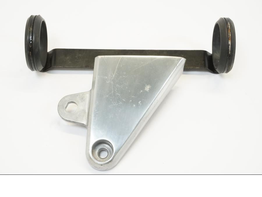 Framsidan på Strålkastarfäste från en Suzuki GSX 1400 -2003 motorcykel.