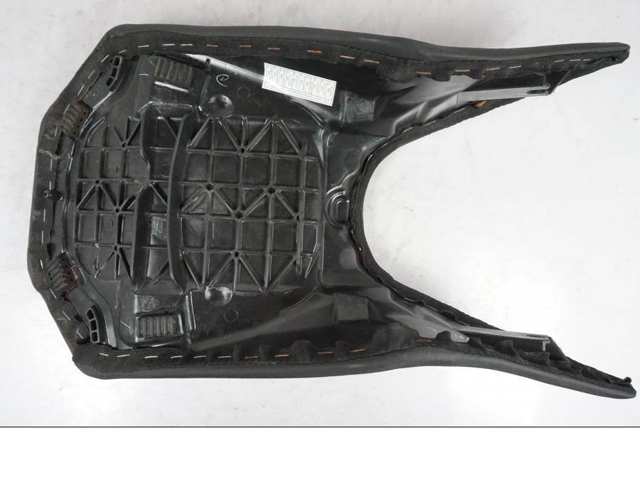 Snett uppifrån på Sadel från en KTM 390 Duke -2018 motorcykel.