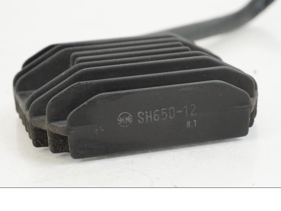 Vänster sida på Likriktare från en Kawasaki VN 800 -2000 motorcykel.