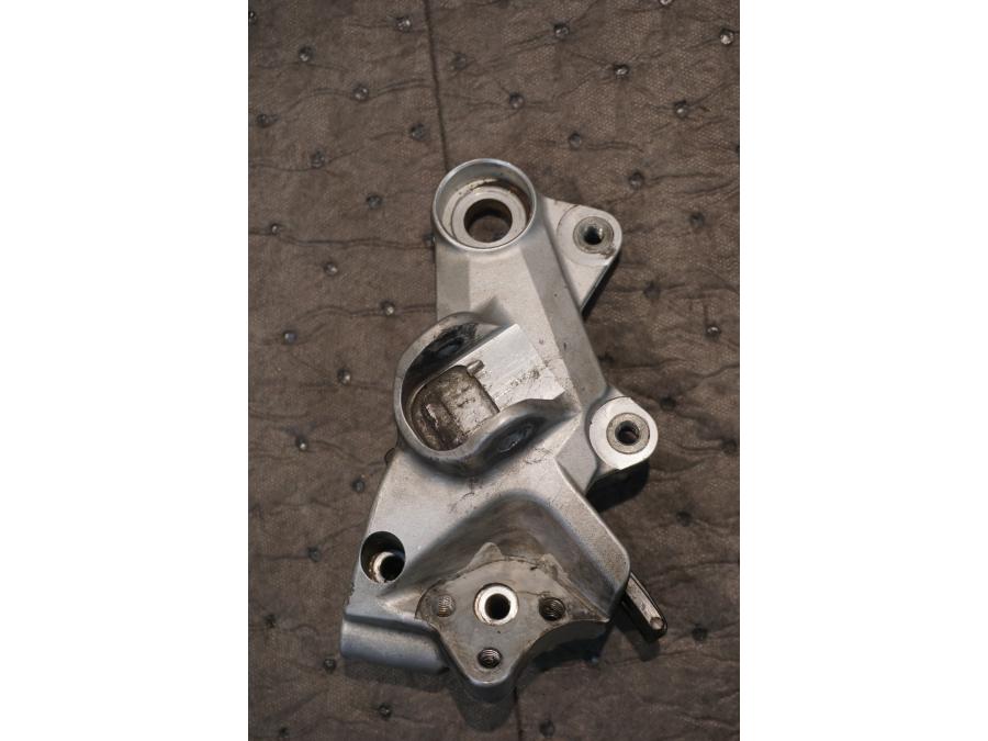 Framsidan på Fotpinnefäste från en KTM 690 SMC -2009 motorcykel.