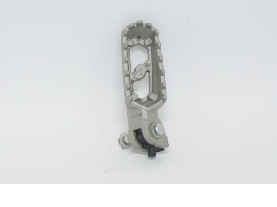 Snett nerifrån på Fotpinne från en Ducati Desert X -2022 motorcykel.