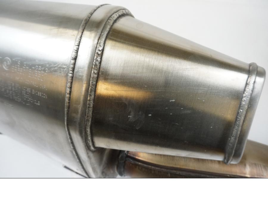 Baksidan på Avgassystem från en Kawasaki ER-6N -2012 motorcykel.