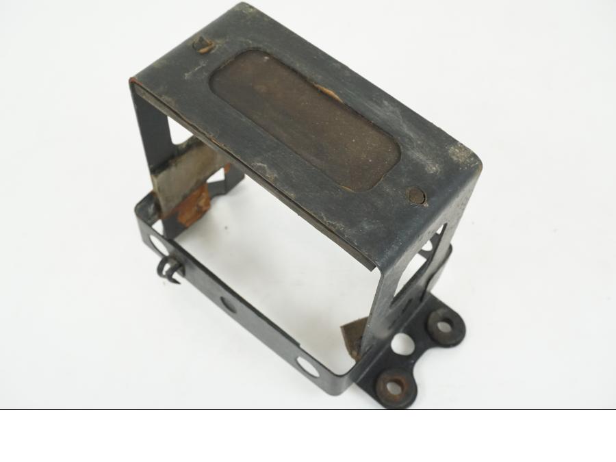 Snett nerifrån på Batterihållare från en Suzuki GS 1000 -1978 motorcykel.