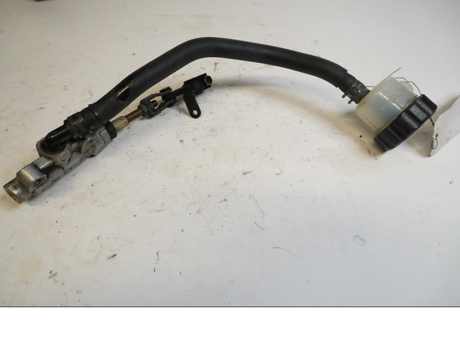 Framsidan på Bromshuvudcylinder från en Yamaha XVS 1100 -2001 motorcykel.