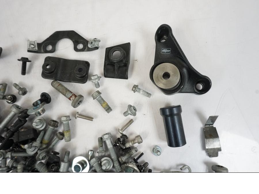 Vänster sida på Skruv / Mutter etc från en KTM 790 Duke -2019 motorcykel.