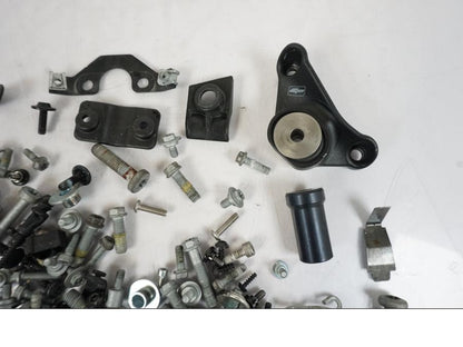 Vänster sida på Skruv / Mutter etc från en KTM 790 Duke -2019 motorcykel.