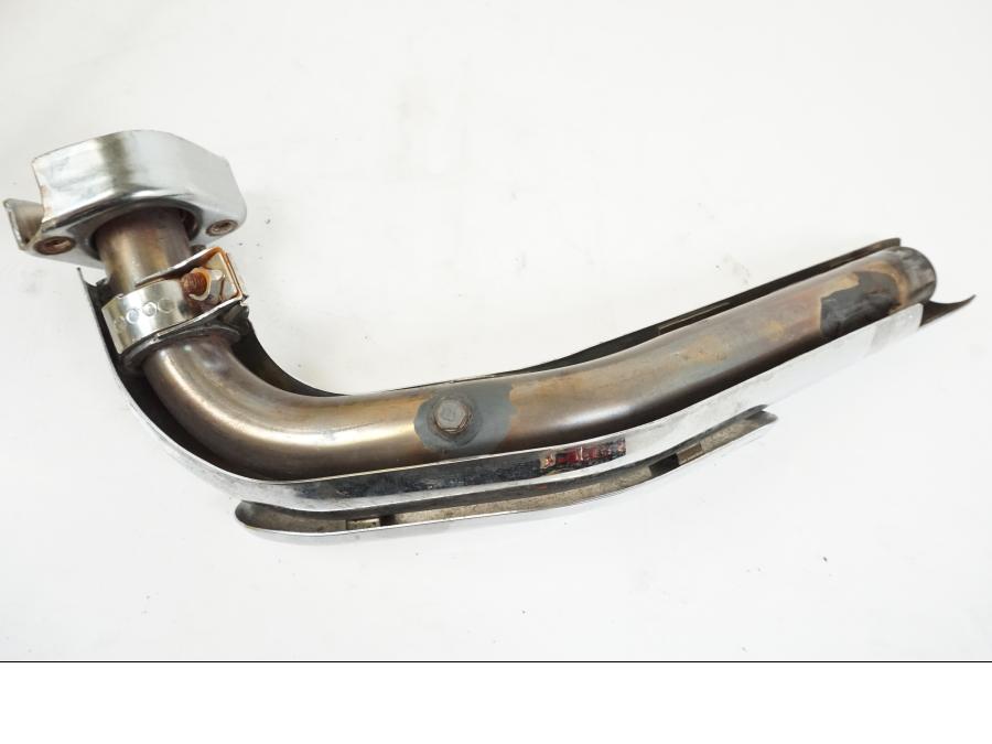 Baksidan på Avgassystem från en Yamaha XVS 1100 -2004 motorcykel.