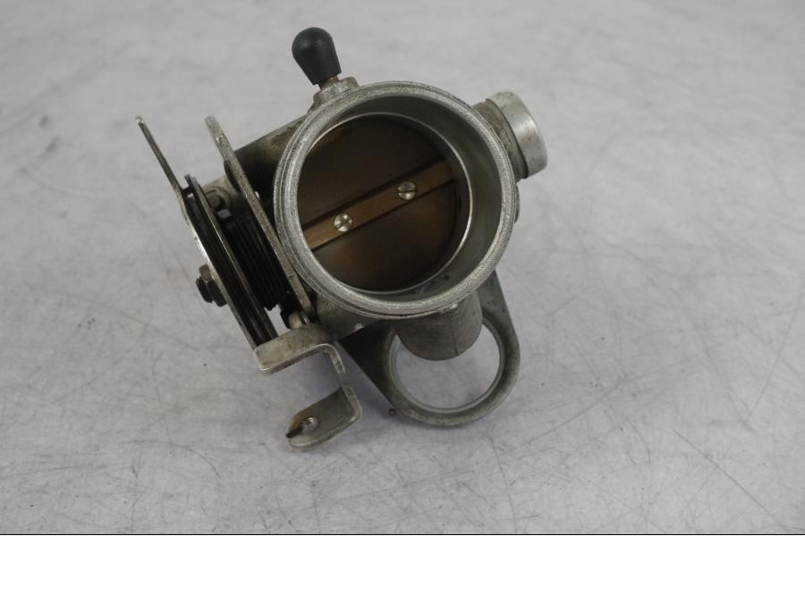 Snett uppifrån på Spjällhus från en BMW R 1100 GS -1998 motorcykel.