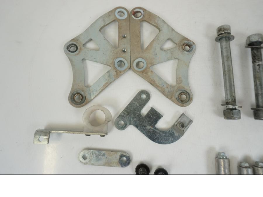 Snett nerifrån på Skruv / Mutter etc från en AJP PR7 -2021 motorcykel.