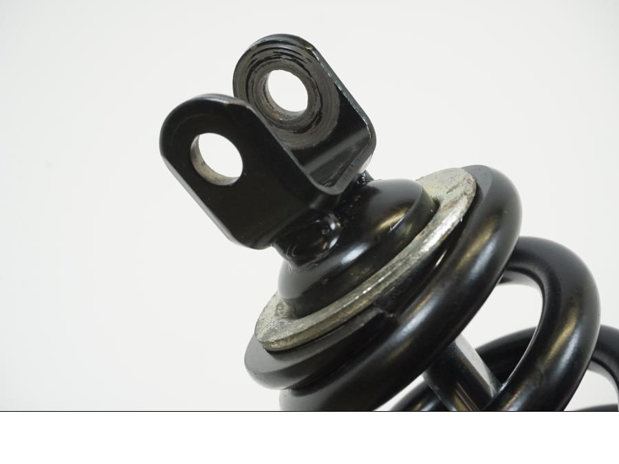 Snett nerifrån på Stötdämpare från en Yamaha XT 660 R -2004 motorcykel.