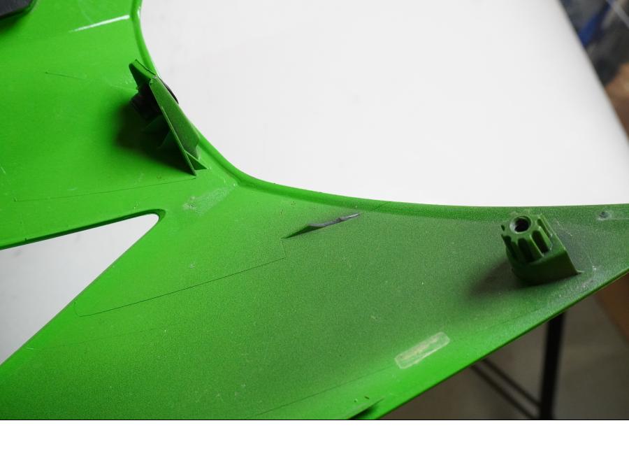 Snett nerifrån på Toppkåpa från en Kawasaki ZX-6R -2014 motorcykel.