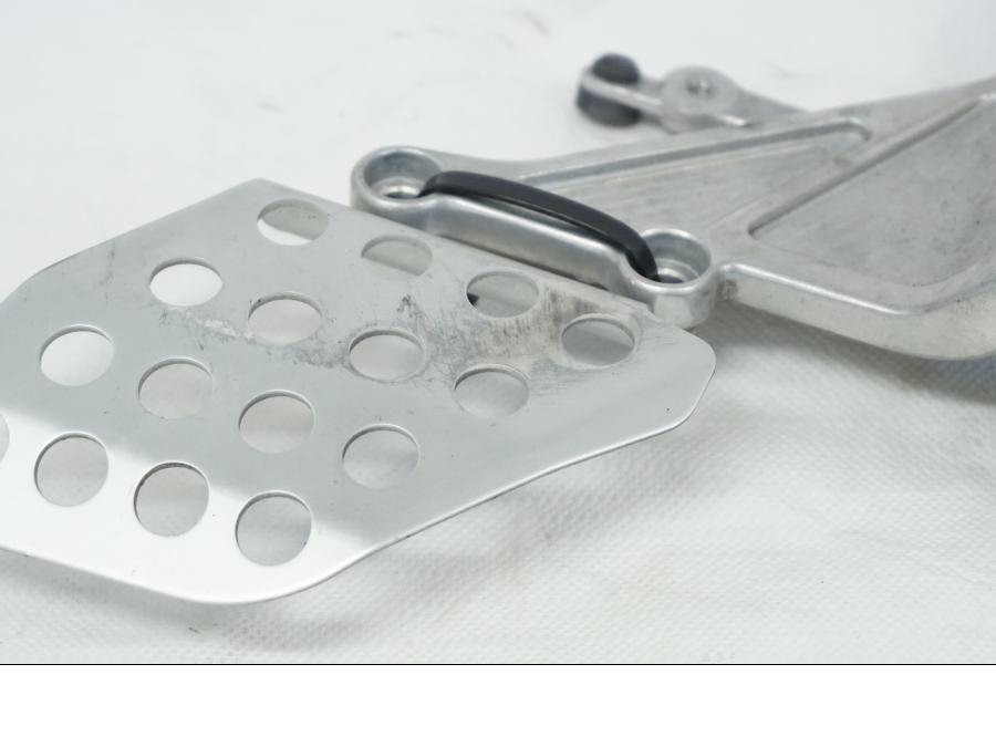 Vänster sida på Fotpinnefäste från en Honda CBR 1000 RR -2005 motorcykel.