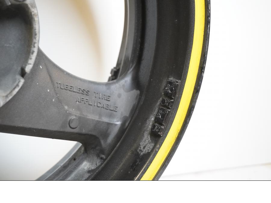 Höger sida på Fälg från en Honda VTR 1000 F -1997 motorcykel.