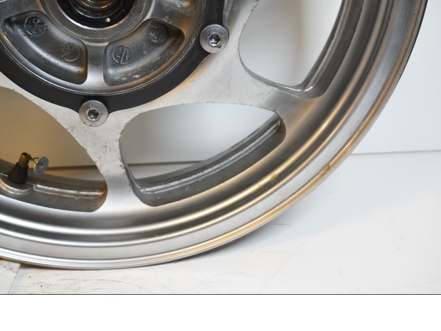 Snett nerifrån på Fälg från en Kawasaki VN 2000 -2006 motorcykel.