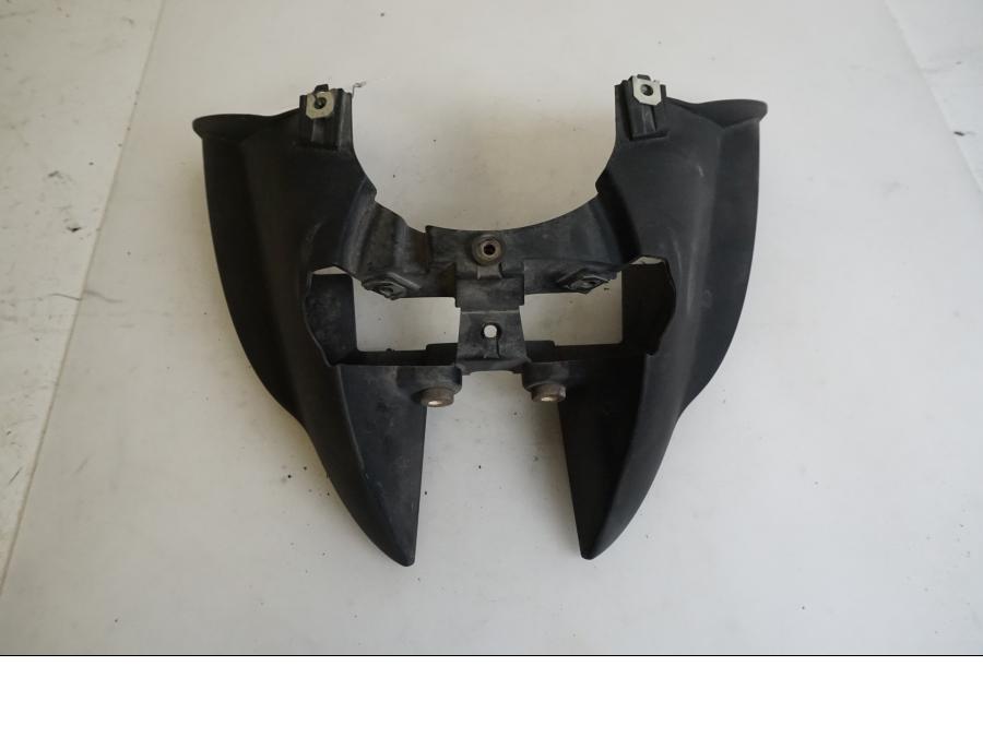 Framsidan på Bakvinge från en BMW K 1200 S -2007 motorcykel.