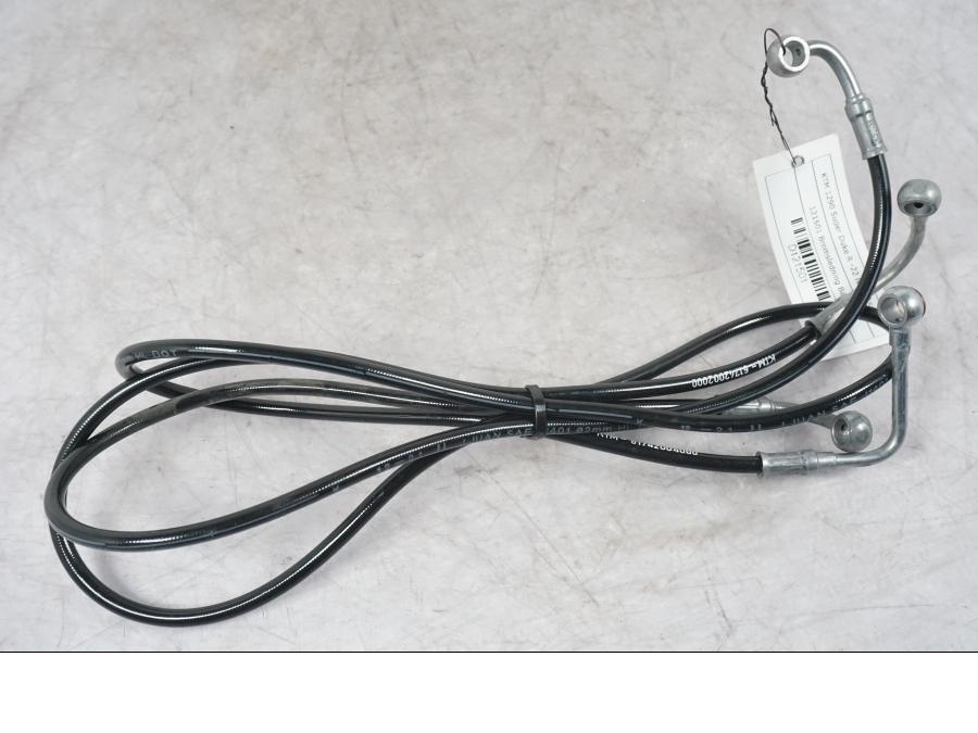 Snett nerifrån på Bromsledning från en KTM 1290 Super Duke R -2022 motorcykel.