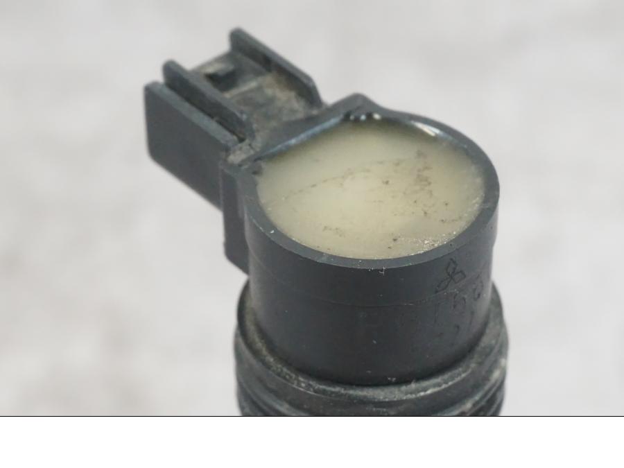 Snett uppifrån på Tändspole från en Kawasaki ZX-6R -2006 motorcykel.