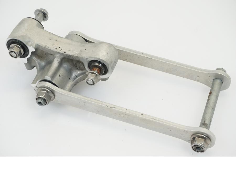 Baksidan på Stötdämparlänkage från en Kawasaki ZX-10R -2008 motorcykel.