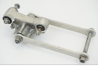 Baksidan på Stötdämparlänkage från en Kawasaki ZX-10R -2008 motorcykel.