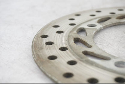 Baksidan på Bromsskiva från en Honda CBR 125 R -2004 motorcykel.