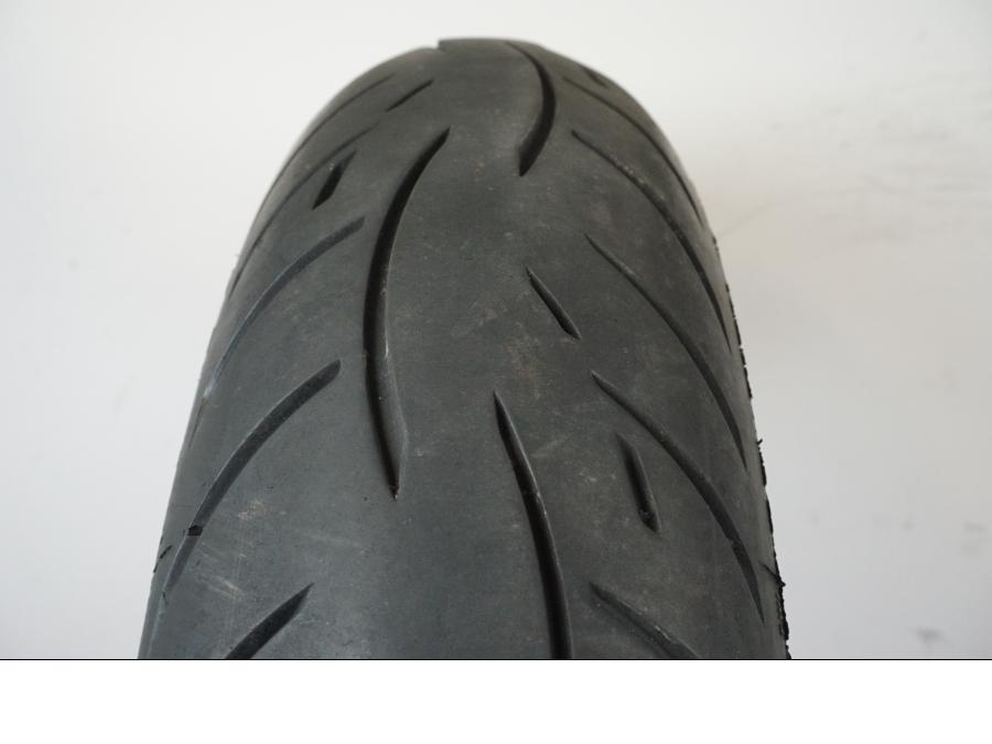 Snett uppifrån på <p>Begagnad däck av märket Metzeler.</p>

<p>Modell Roadtec Z8 Interact.</p>

<p>Dimension 120/70 ZR 17 M/C (58W). </p>

<p>Mönsterdjup ca: 20% kvar.</p>

<p>Tillv: Vecka 2, år 2020.</p> moped.