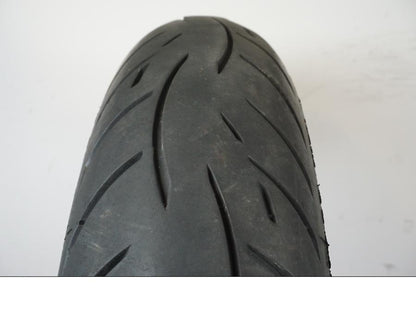 Snett uppifrån på <p>Begagnad däck av märket Metzeler.</p>

<p>Modell Roadtec Z8 Interact.</p>

<p>Dimension 120/70 ZR 17 M/C (58W). </p>

<p>Mönsterdjup ca: 20% kvar.</p>

<p>Tillv: Vecka 2, år 2020.</p> moped.