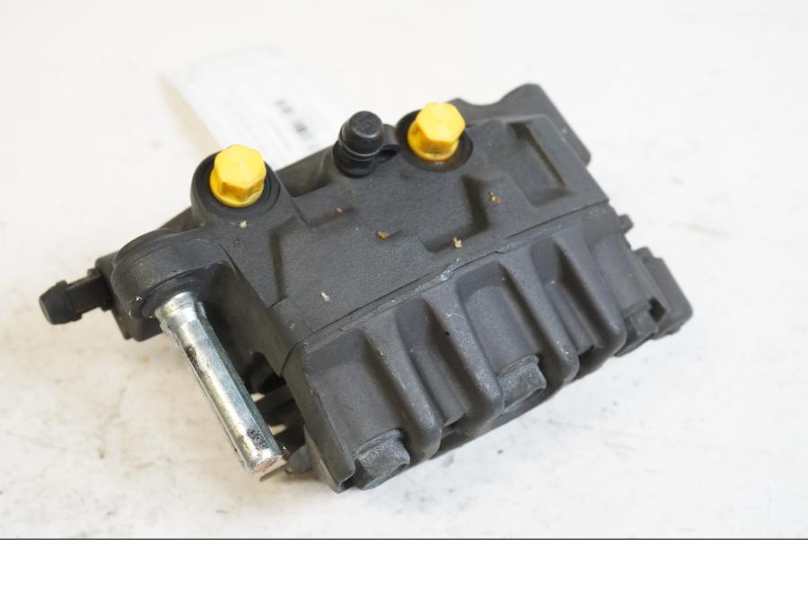 Baksidan på Bromsok från en Honda CBR 1100 XX -2001 motorcykel.