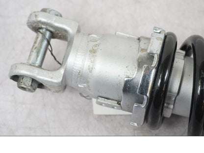 Snett nerifrån på Stötdämpare från en Yamaha MT-09 -2016 motorcykel.