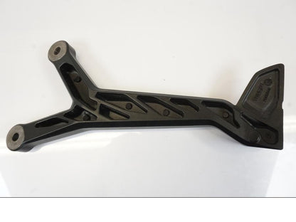 Vänster sida på Fotpinnefäste från en Triumph Trident -2021 motorcykel.