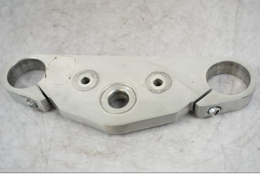 Framsidan på Gaffelkrona från en Kawasaki VN 1500 Mean Streak -2002 motorcykel.