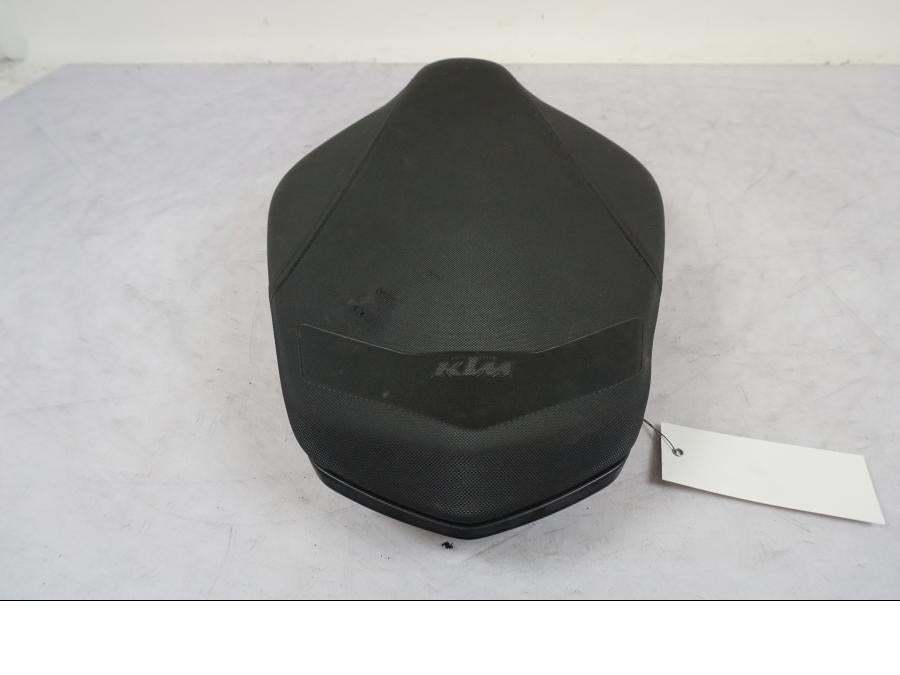 Höger sida på Sadel från en KTM 790 Duke -2018 motorcykel.