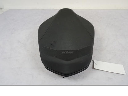 Höger sida på Sadel från en KTM 790 Duke -2018 motorcykel.