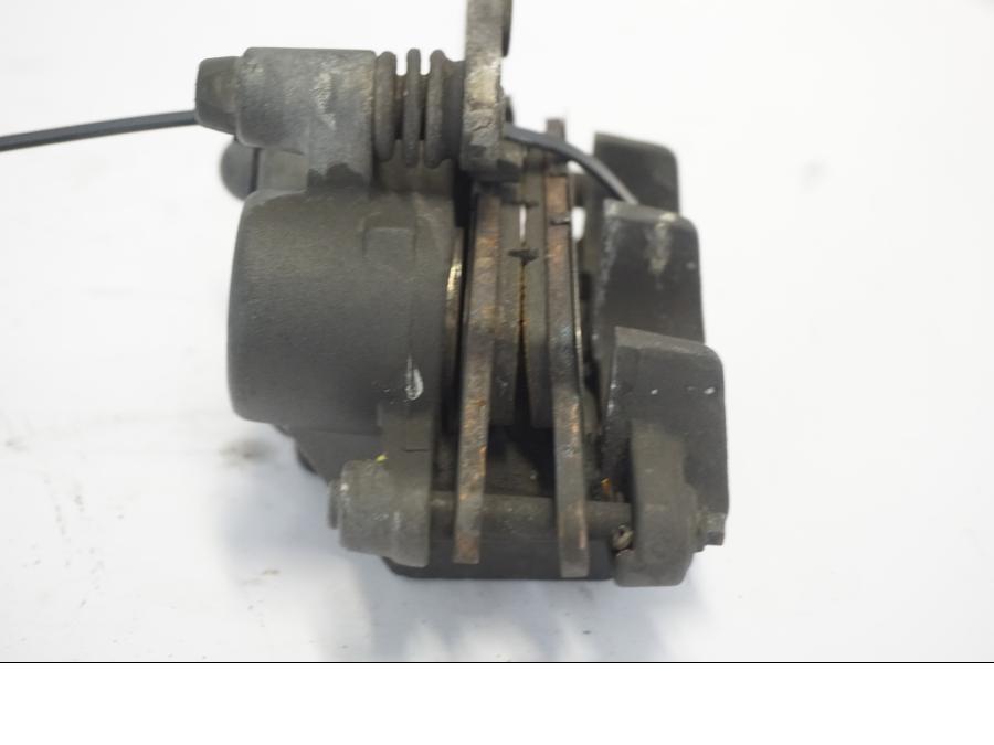 Vänster sida på Bromsok från en Suzuki DL 1000 -2003 motorcykel.