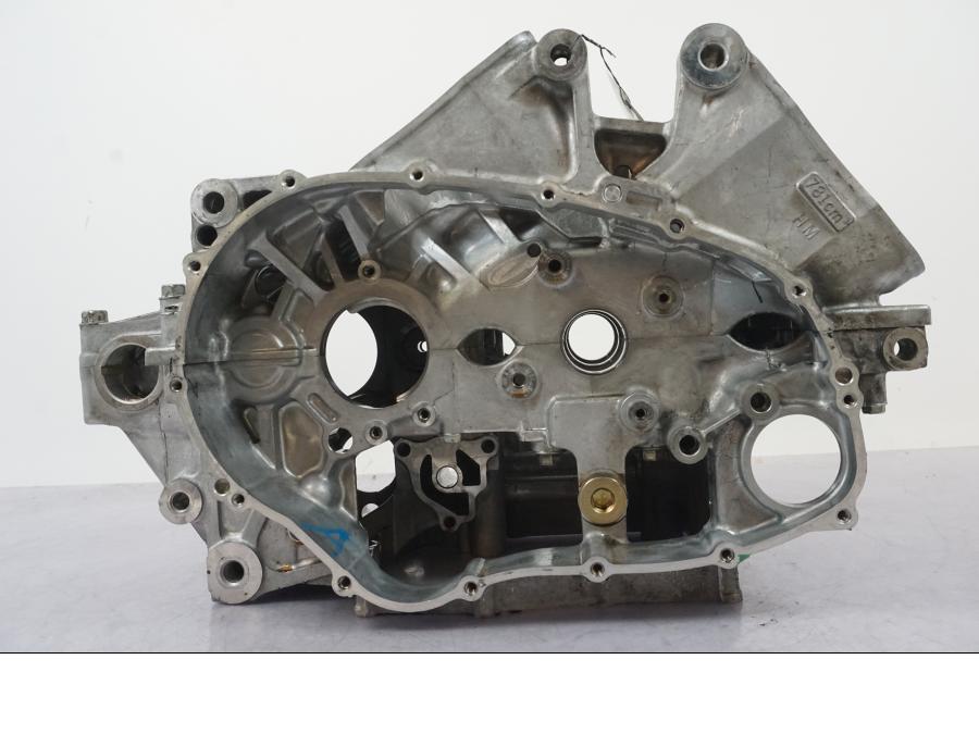 Baksidan på Motorblock från en Honda VFR 800 -2005 motorcykel.